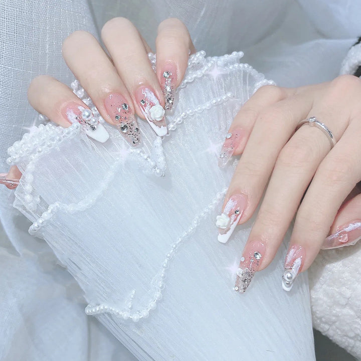 Kunstnagelset mit eleganten 3D-Blüten- und Glitzerverzierungen Karnz