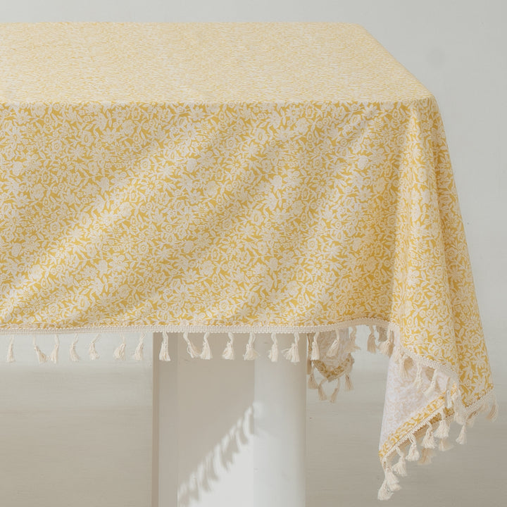 Rechteckige Tischdecke aus Baumwoll-Leinenmischung mit zartem Blumenprint und Quasten