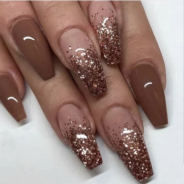 Elegante Kunstnägel mit moderner französischer Spitze Karnz