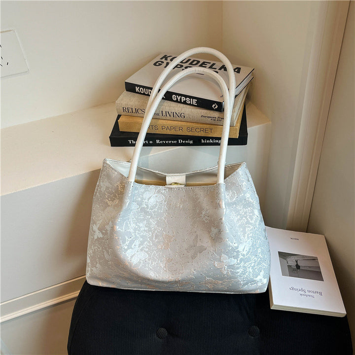 Stylische Handtasche mit metallischen Akzenten