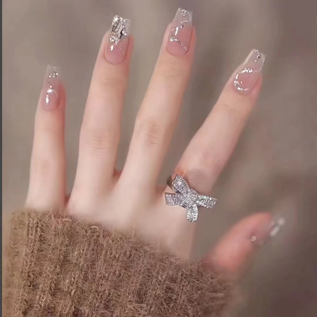 Glamouröse Kunstnägel mit Glitzerakzenten Karnz