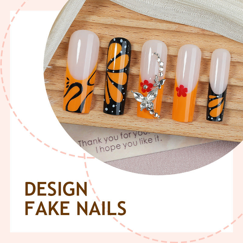 Kreatives Nagelset mit schimmernden Blüten- und geometrischen Designs Karnz