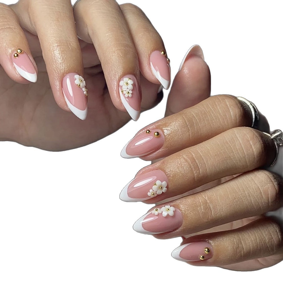 Kunstnagelset mit eleganten Blütenakzenten und Glitzer Karnz