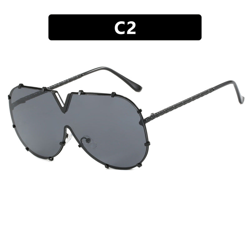 Damen oversized Schutzbrille im futuristischen Design Karnz