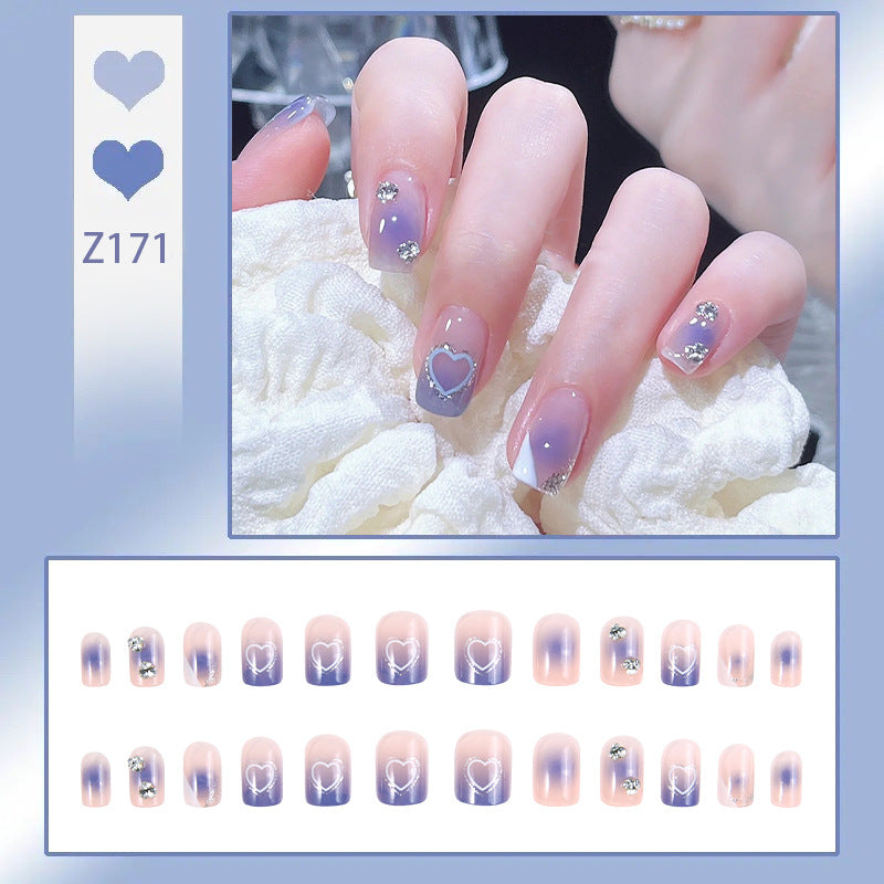 Kunstnagelset mit eleganten Glitzerverzierungen und schimmernden Akzenten Karnz