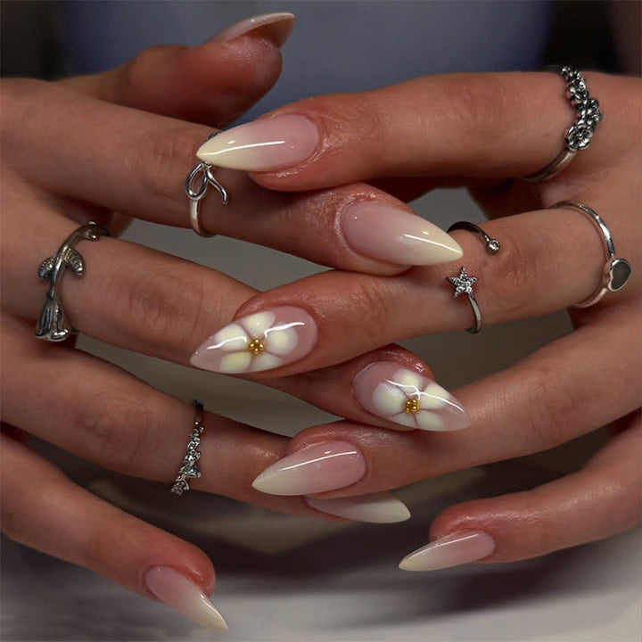 Kunstnagelset mit zartem Blumenmuster Karnz