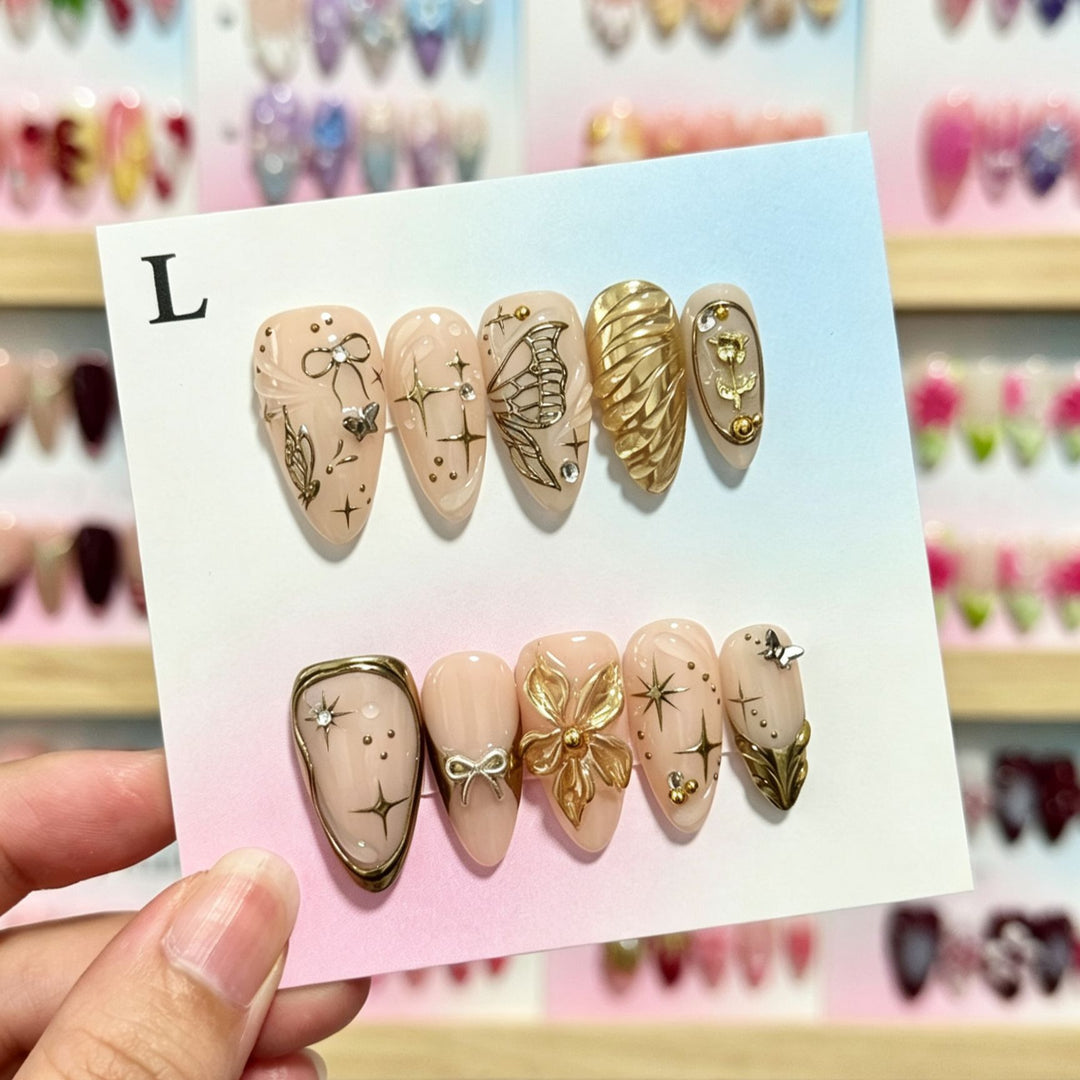 Dekoratives Press-On Nagelkunstset mit Blumenelementen und Edelsteinen