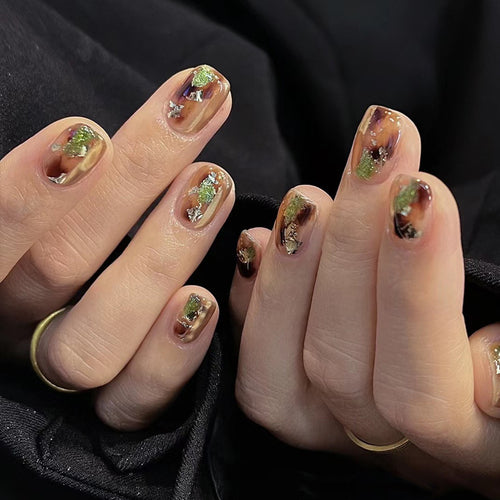 Künstlerisches Press-On Nageldesign Karnz