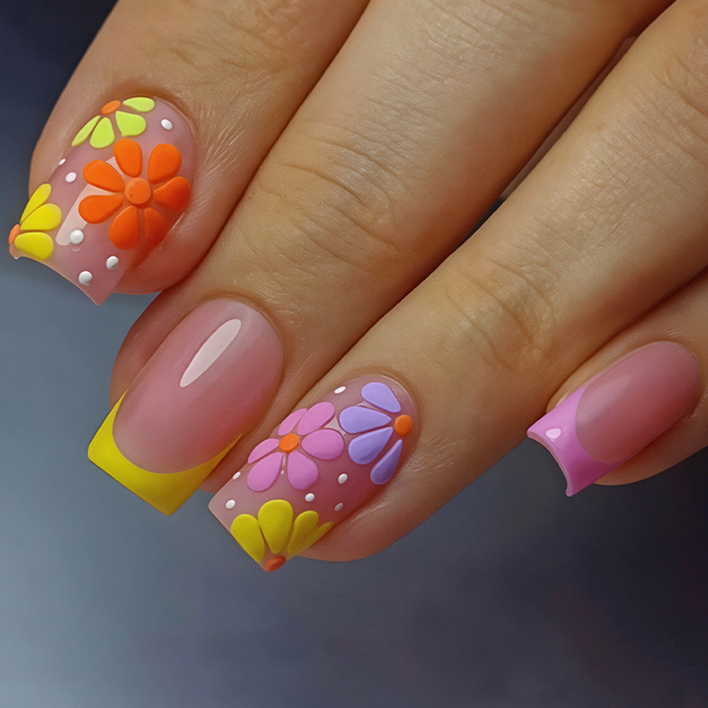 Dekoratives florales Nagelkunstdesign Karnz