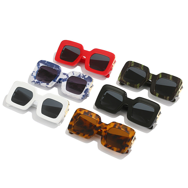 Damen quadratische Sonnenbrille mit luxuriösem Design und goldenen Akzenten Karnz