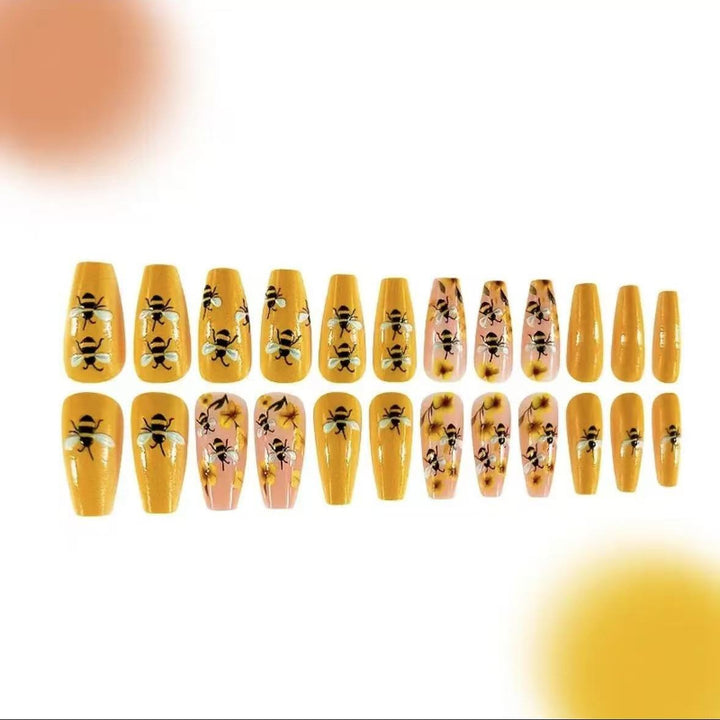 Kunstnagelset mit kreativen Bienen- und Blumendesigns Karnz