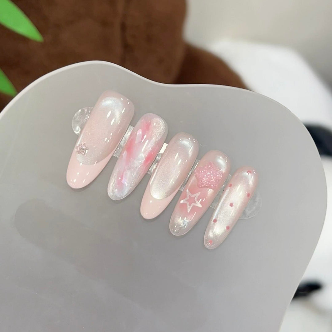 Kunstnägel mit Zartem Glitzer und Sternenmotiven Karnz