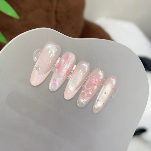 Kunstnägel mit Zartem Glitzer und Sternenmotiven Karnz