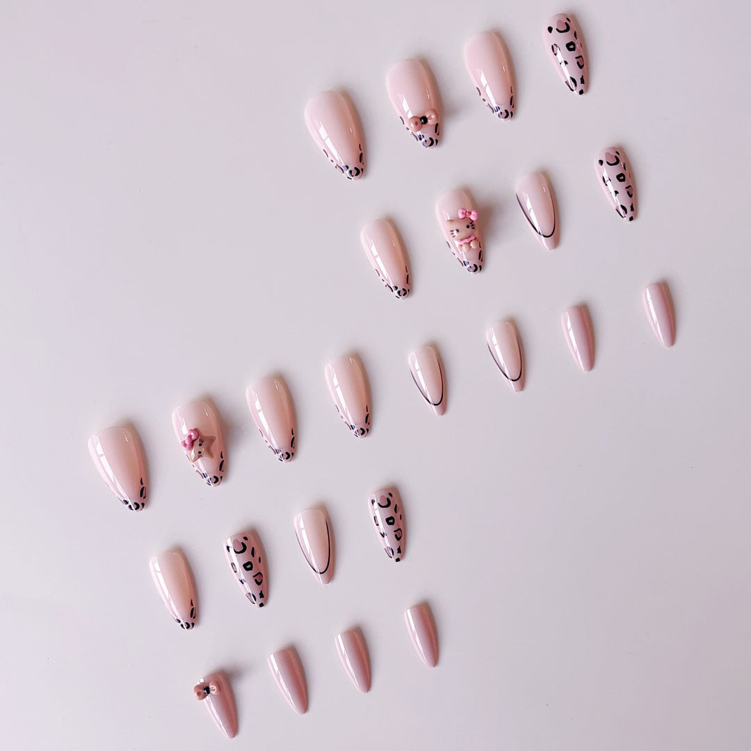 Kunstnagelset mit verspielten Tiermotiven und Glitzerakzenten Karnz