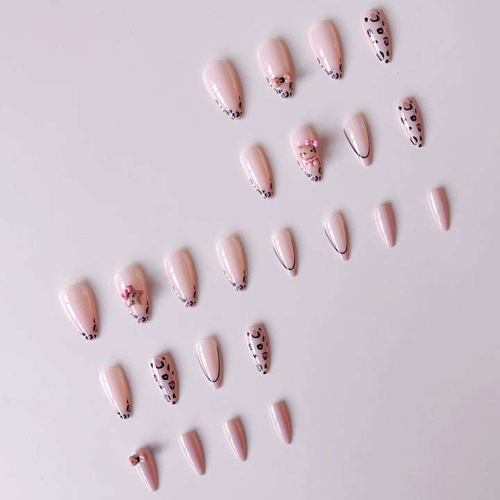 Kunstnagelset mit verspielten Tiermotiven und Glitzerakzenten Karnz