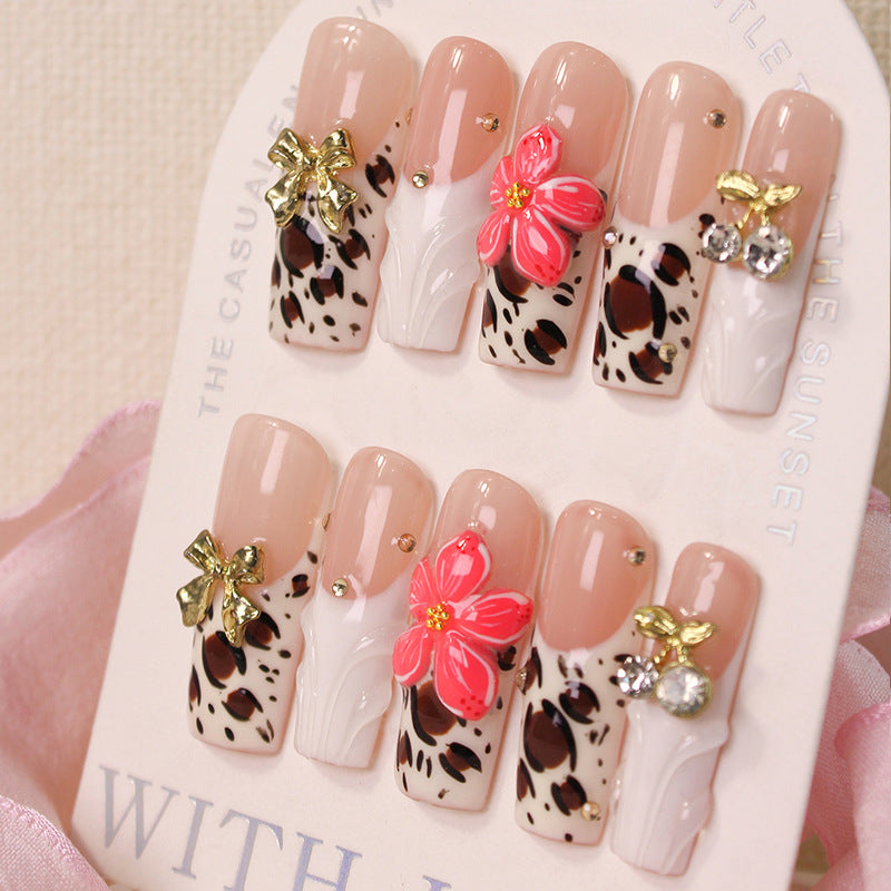 Kunstnagelset mit eleganten Leoparden- und Blumenverzierungen Karnz