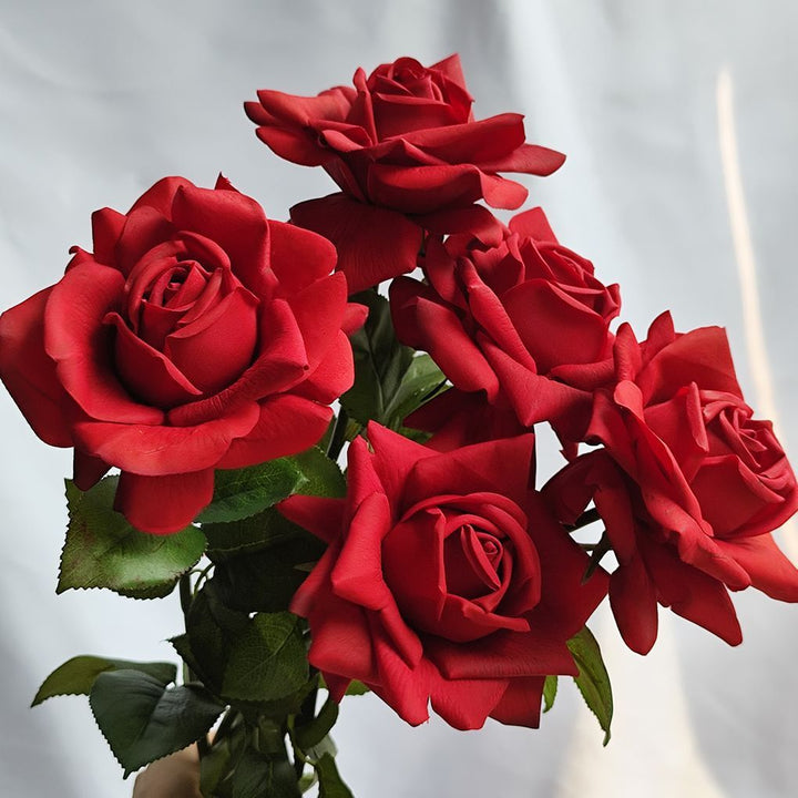 Lebensechter künstlicher Rosenstiel mit grünem Laub