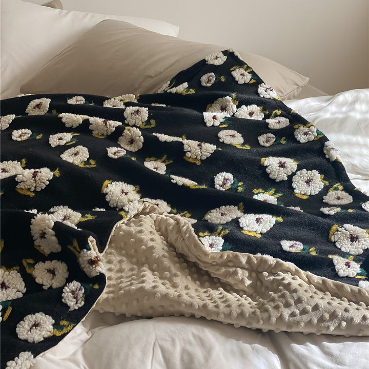 Kuscheldecke mit floraler Bouclé-Oberfläche und Minky-Wendefleece