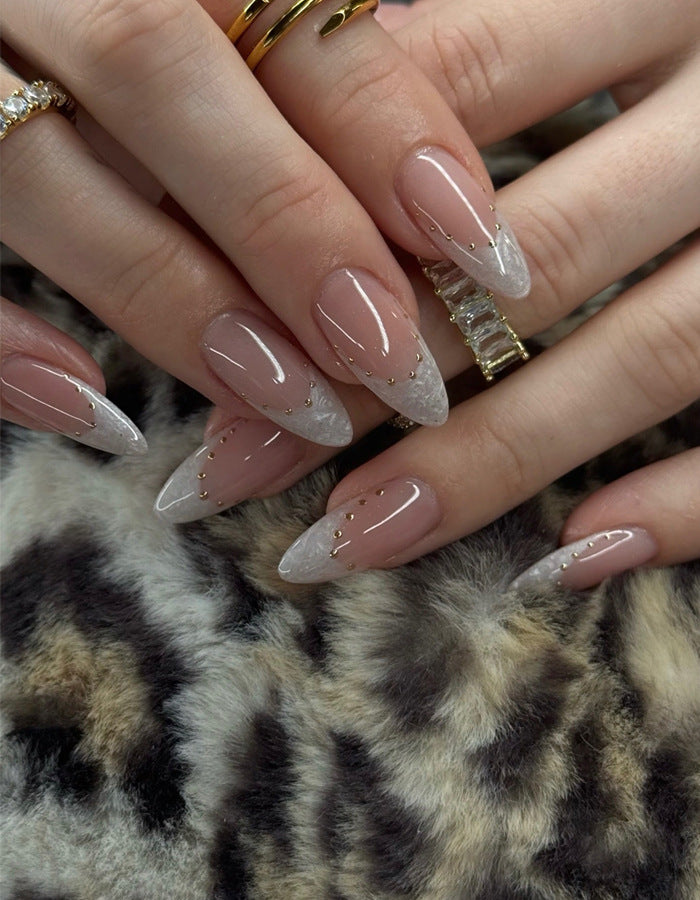 Elegante Stiletto Press-On Nägel mit goldenen Akzenten Karnz