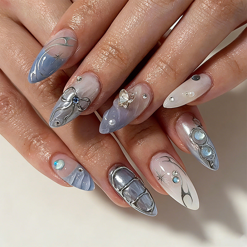 Kunstvolle 3D-Nagelspitzen mit zartem Design Karnz