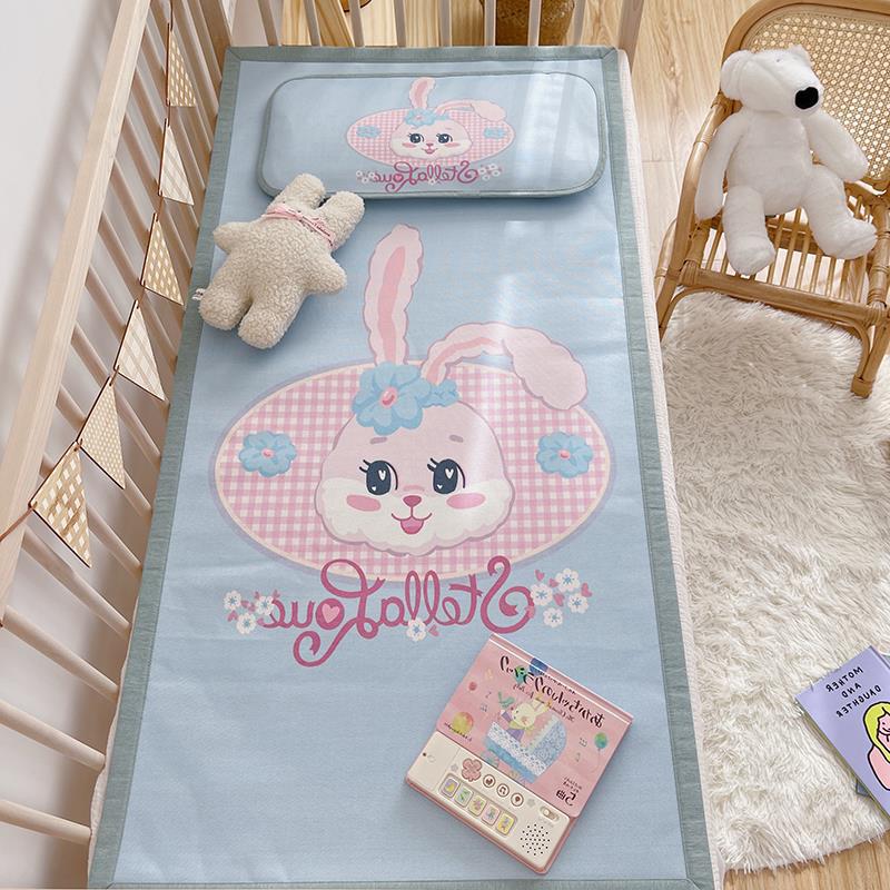 Gepolsterte Baby-Krippenauflage mit Gute‑Nacht-Print, rutschfester Unterseite und abwischbarem Bezug