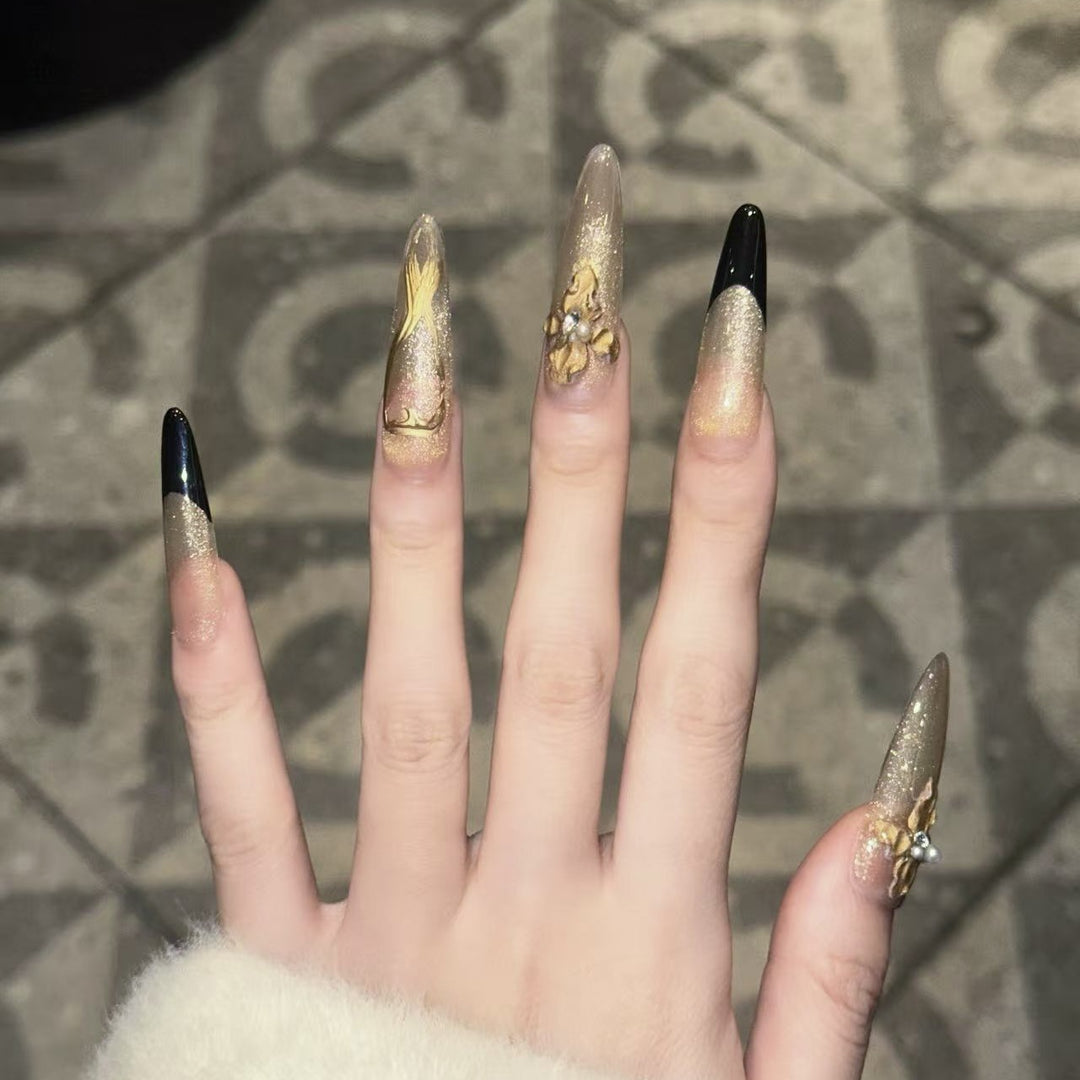 Dekoratives Press-On Nagelkunst-Set mit goldenen Akzenten