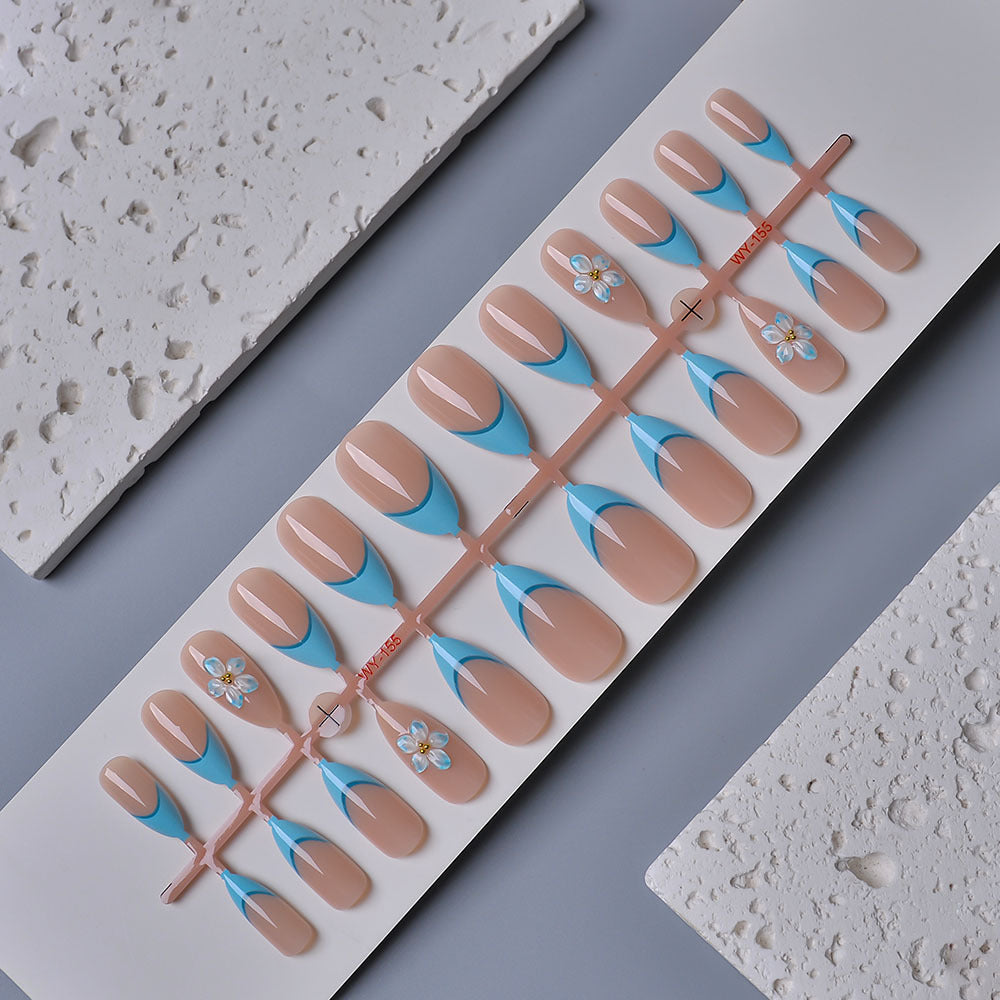 Künstlerisches Press-On Nagelset mit floralen Akzenten Karnz