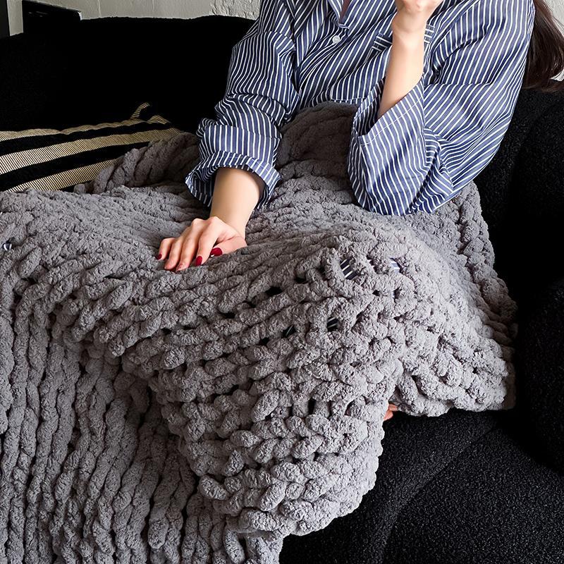 Überdimensionale Handgestrickte Grobstrick-Wohndecke aus Chenille