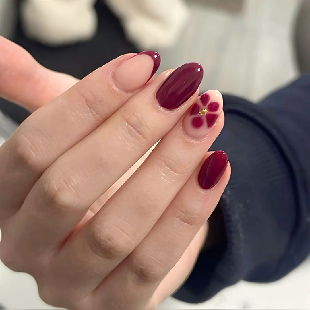 Glamouröse Nagelkunst mit Blumenakzenten Karnz