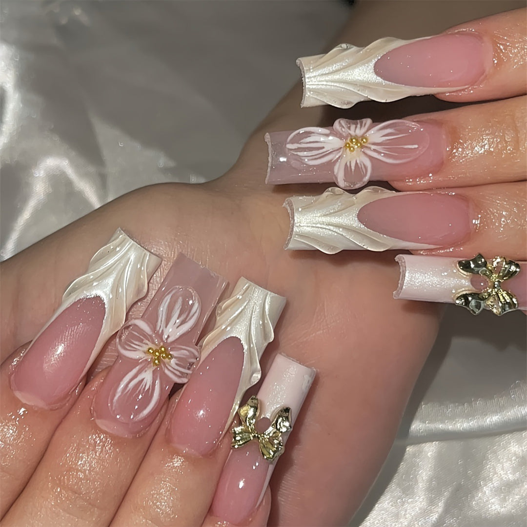 Kunstnagelset mit floralen Details Karnz