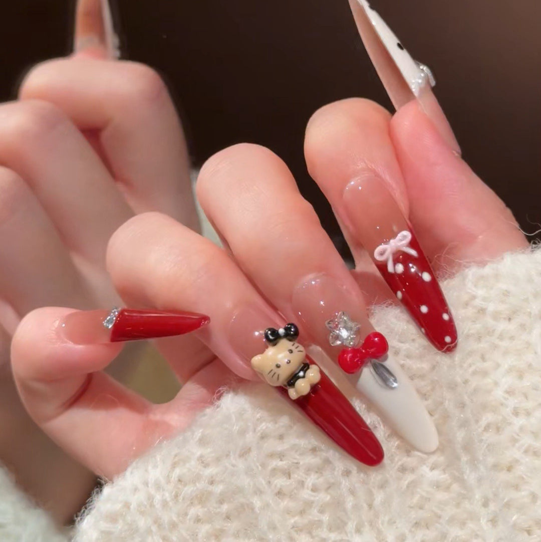 Künstlerisches Press-On-Nagelset mit Feiertagsdesigns Karnz