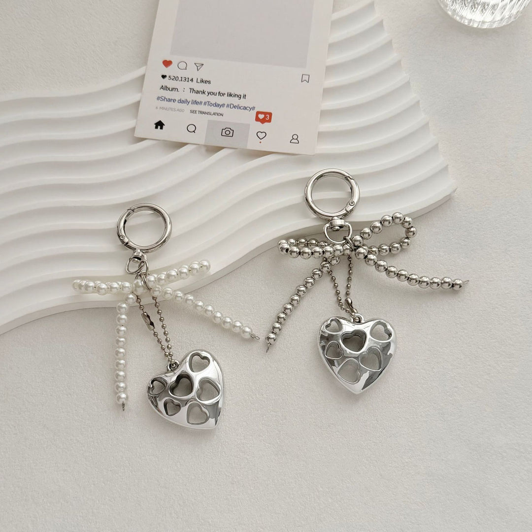 Herzförmiger Charm-Schlüsselanhänger mit Perlen-Schleife Karnz