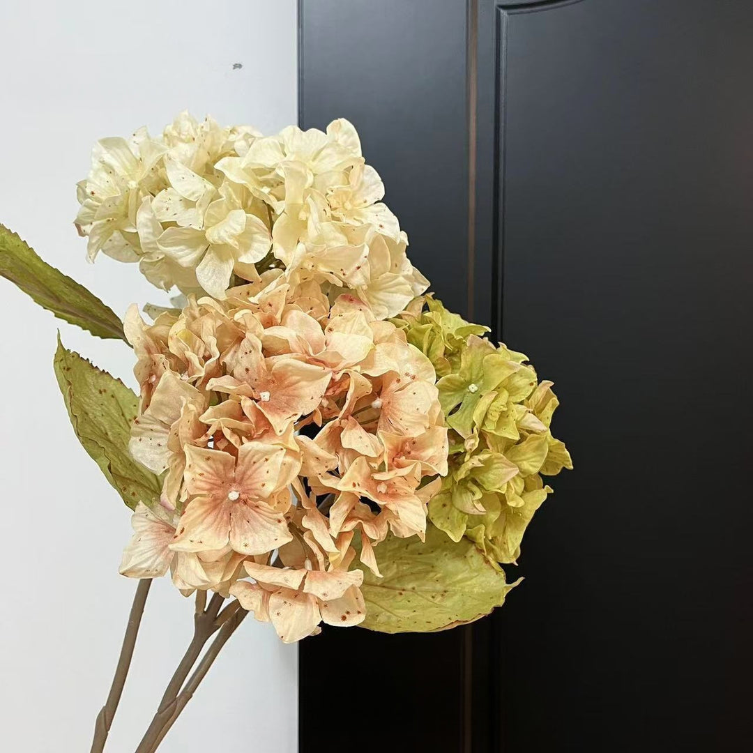 Lebensechter Hortensien-Blumenstrauß