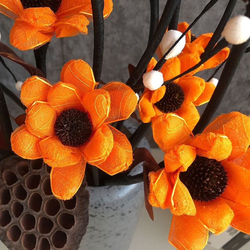 Lebensechte dekorative Blumenarrangement
