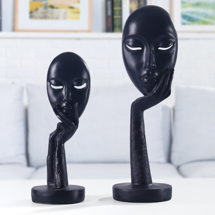 Kunstvolle Dekoration in Gestalt einer nachdenklichen Figur Karnz