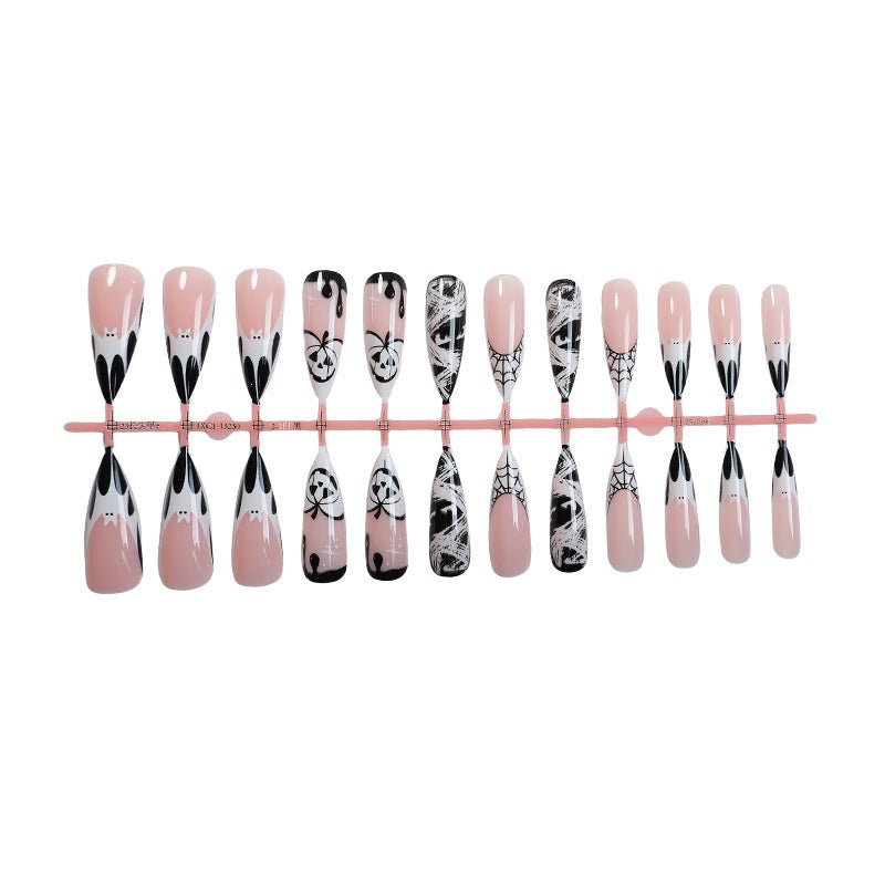 Kreatives Halloween Kunstnagelset mit Gespenster- und Spinnenmotiven Karnz