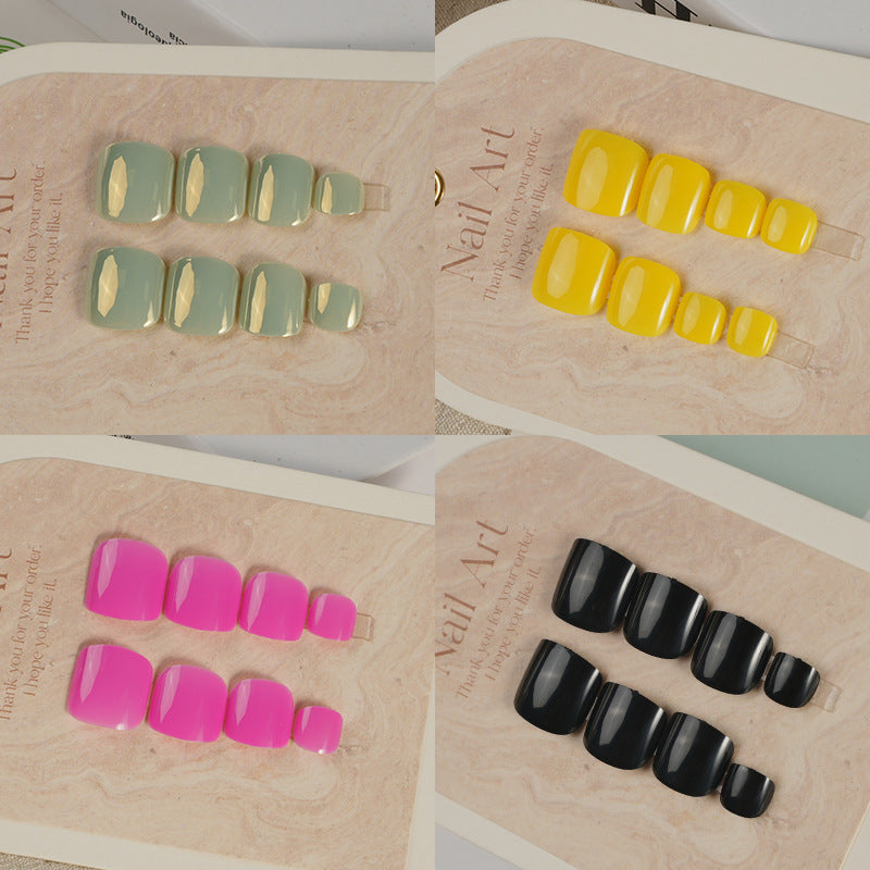 Glänzendes kurzes Press-On-Nagelset Karnz