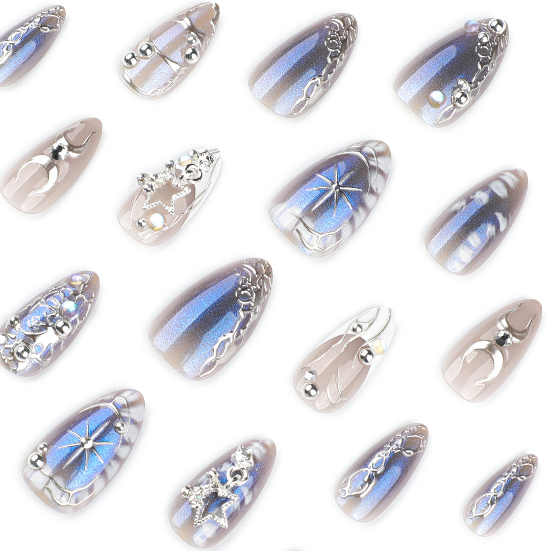 Kunstvolle Nagelverlängerungen mit glänzenden Metallakzenten Karnz