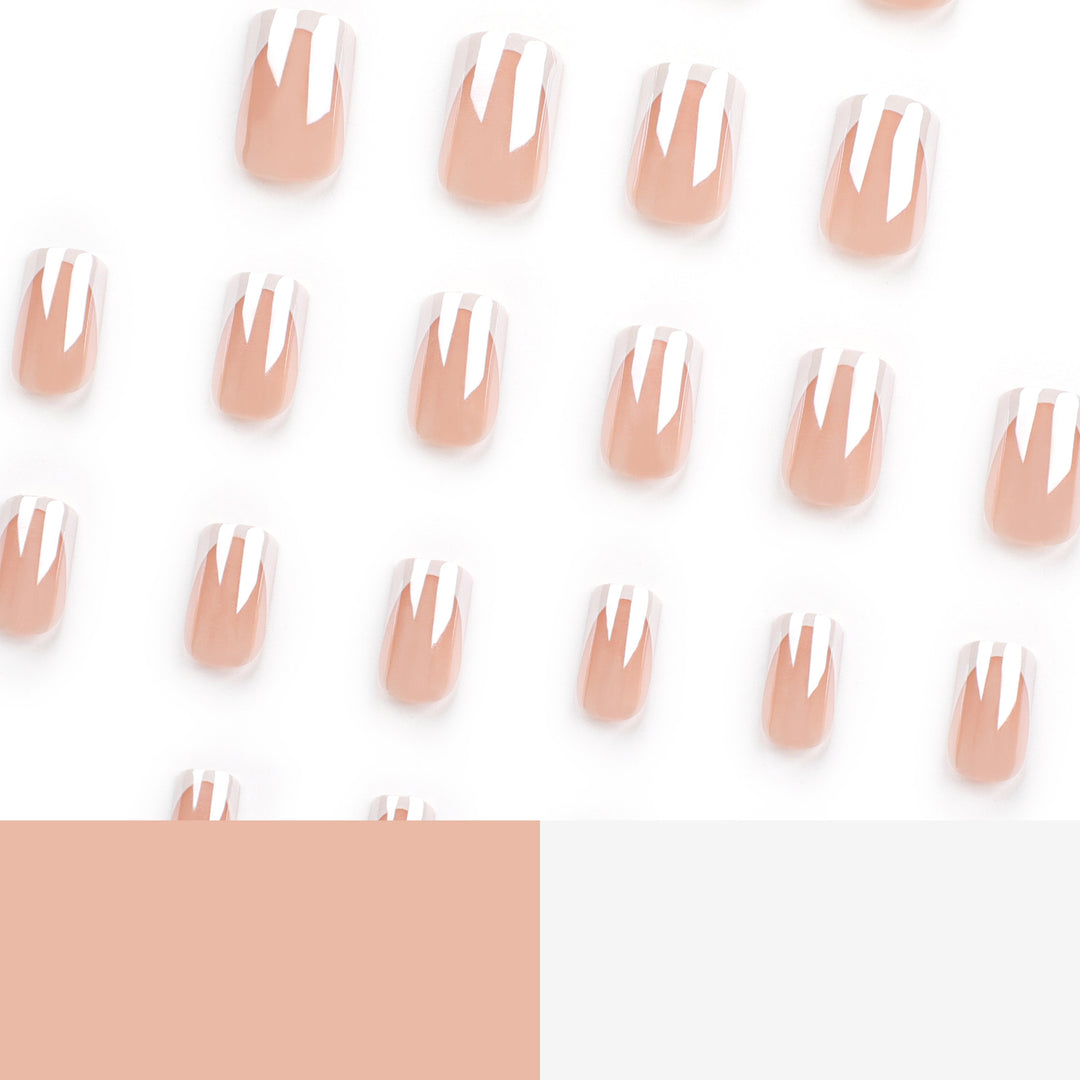 Elegante Nagelkunst mit French-Spitze Karnz