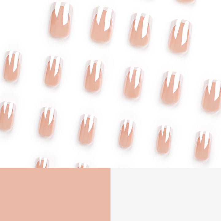 Elegante Nagelkunst mit French-Spitze Karnz