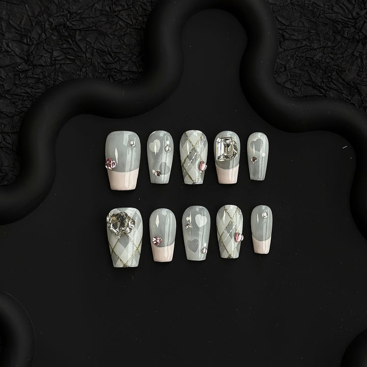 Dekoratives Press-On Nagelkunstset mit Strass- und Herzakzenten