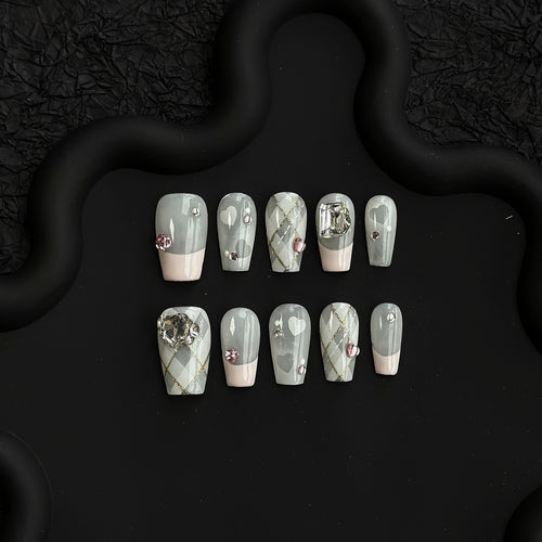 Dekoratives Press-On Nagelkunstset mit Strass- und Herzakzenten