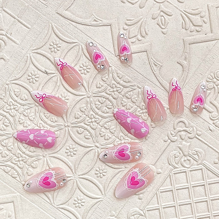 Künstlerisches Press-On-Nagelset mit romantischem Herzdesign Karnz