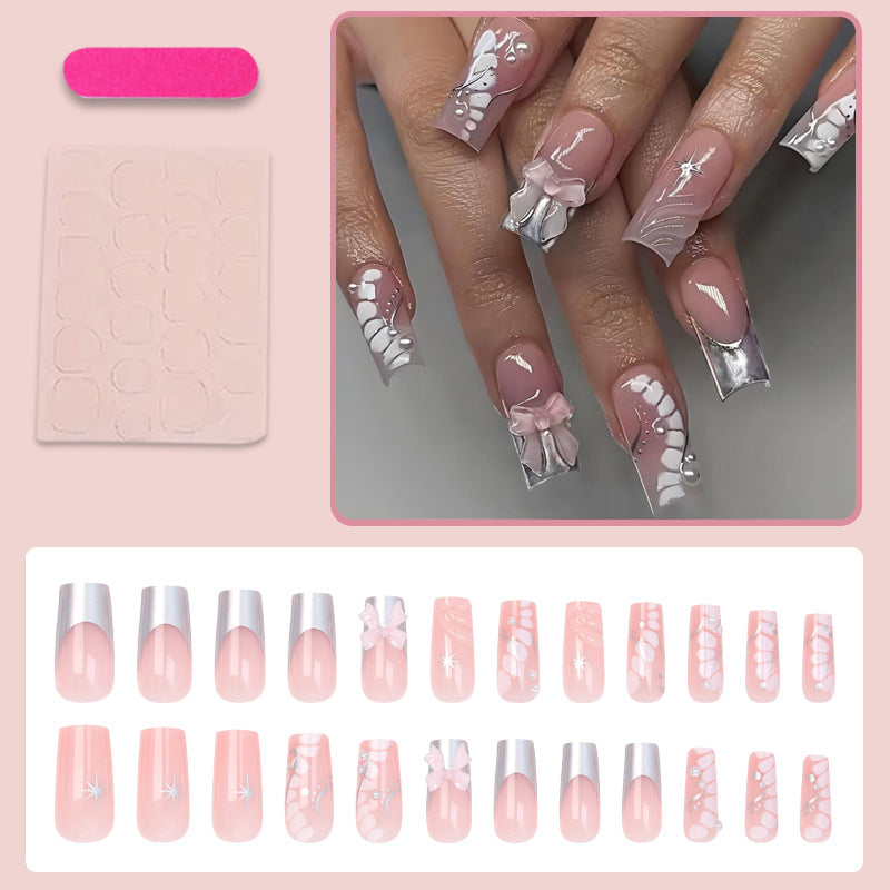 Kunstnagelset mit eleganten Akzenten Karnz