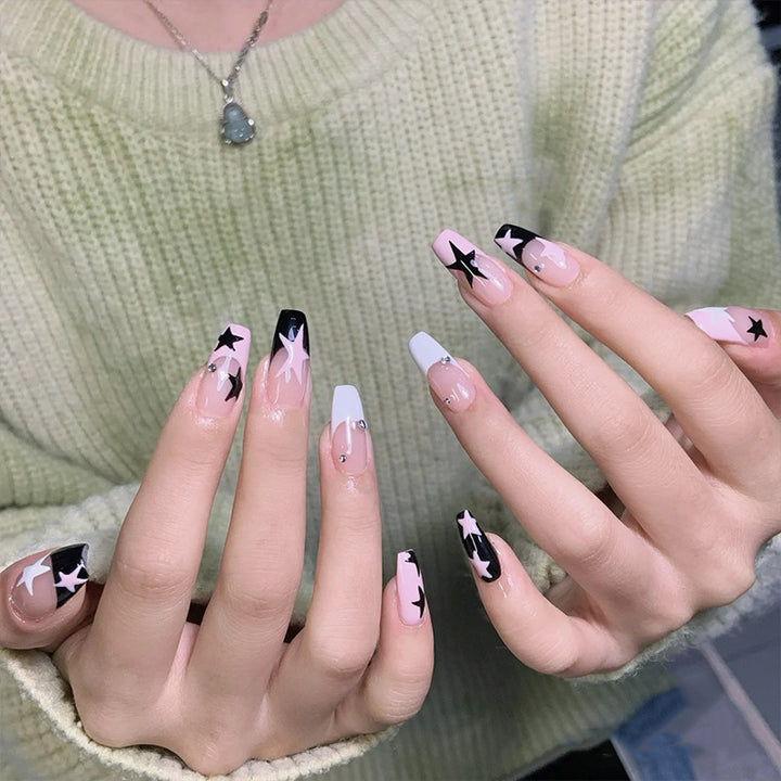 Kunstnagelset mit glamourösem Sternen-Design und funkelnden Akzenten Karnz