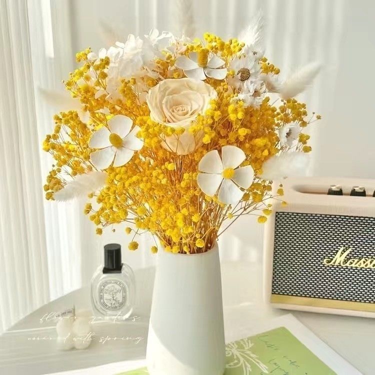 Trockenblumenarrangement in eleganter Vase