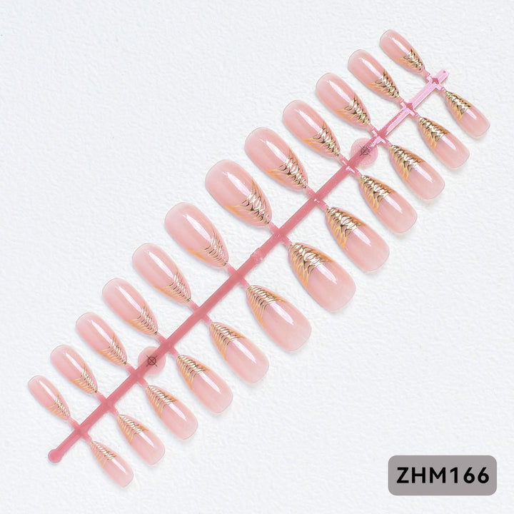 Elegante Press-On Nagelspitzen mit goldenen Details Karnz