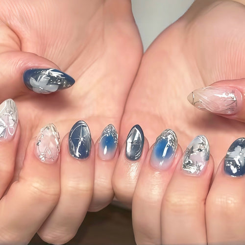 Press-On Nail Art Set mit floralen und metallischen Designs