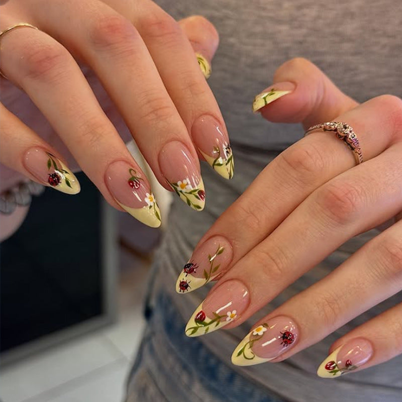 Kunstnagelset mit elegantem Farbverlauf und floralen Akzenten Karnz