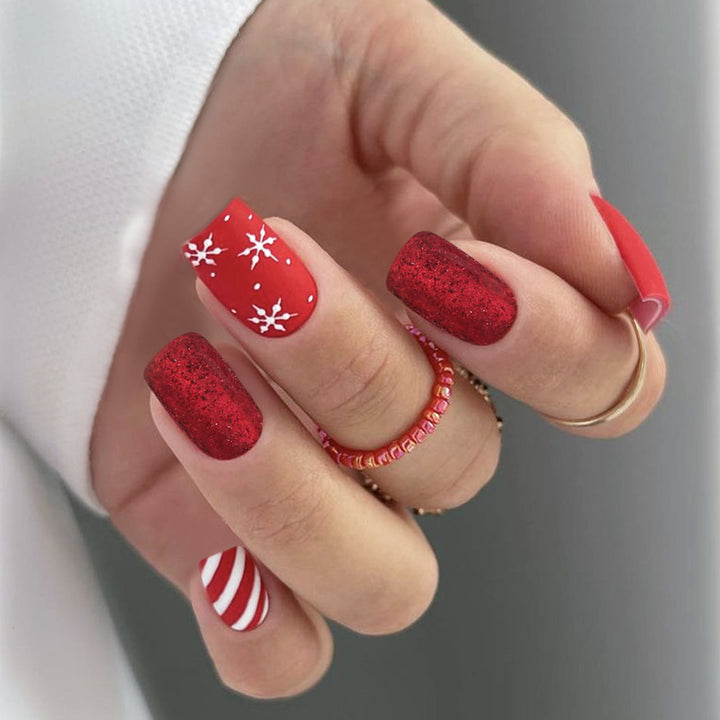 Kunstnagelset im festlichen Rot mit Glitzer- und Weihnachtsmotiven Karnz
